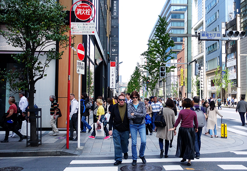 外国人観光客であふれる銀座