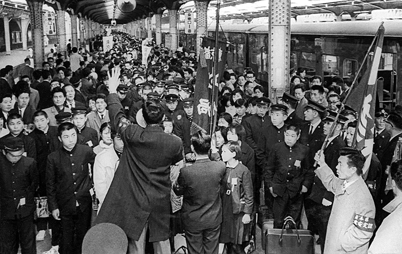 集団就職列車で上野駅に